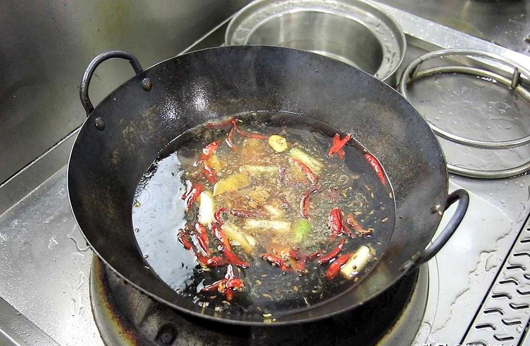 卤烧鸭，鸭肉入味难？厨师长教你一招，肉质红润不柴，入味到骨