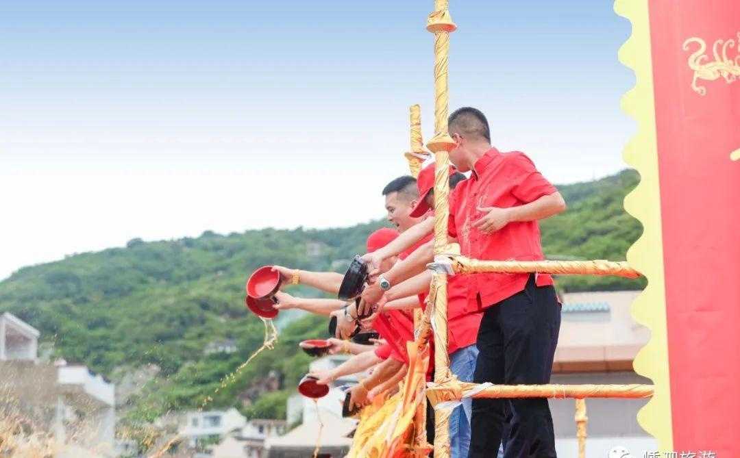 海鲜面_海鲜墨鱼汁面_电饭锅海鲜焖面