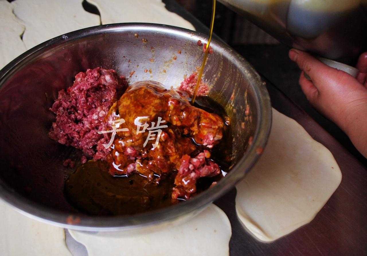 凌晨3点起来做香酥牛肉饼，夫妻俩一天卖千元就开心得不行