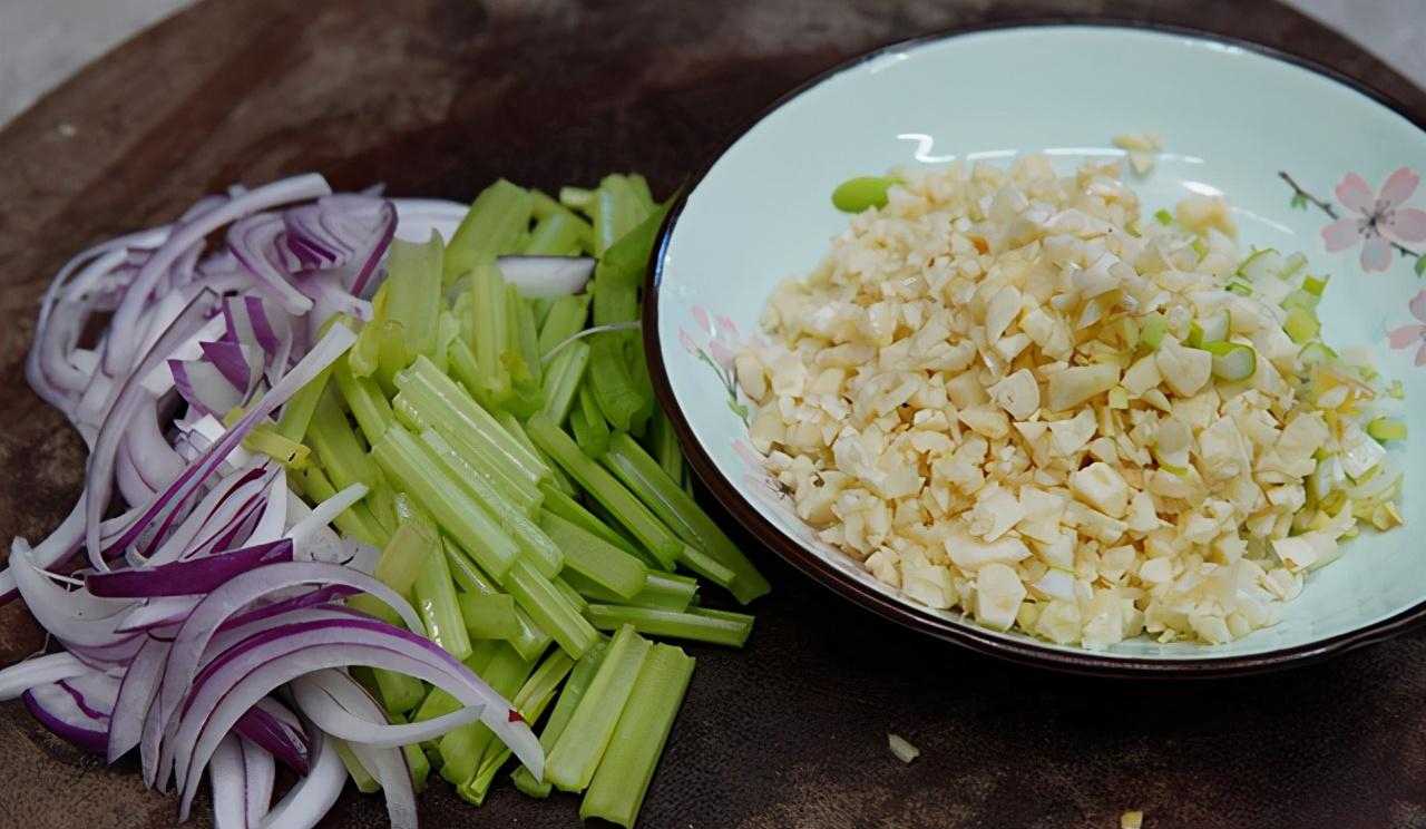 教你香辣烤鱼的家常做法，无需烤箱，外酥里嫩，鲜香入味不够吃