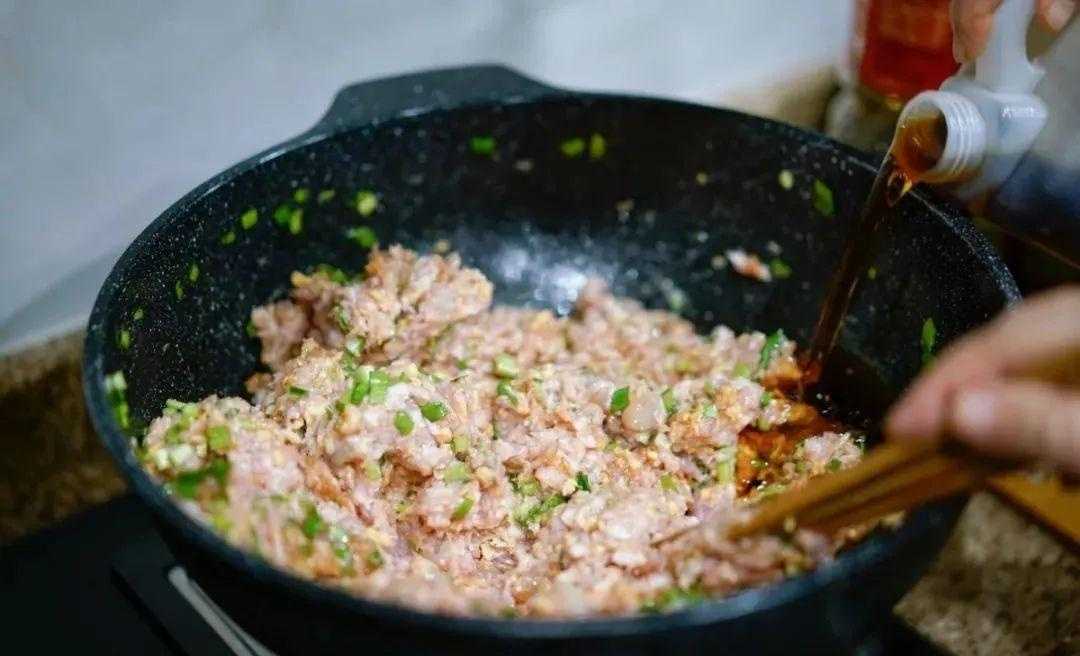 梦见吃饺子饺子撒一地_进门饺子还是出门饺子_饺子