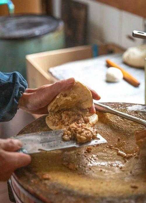 卤肉卷饼的做法视频_卤肉卷熏肉大饼_滕州大饼机,大饼机,吊饼机价位