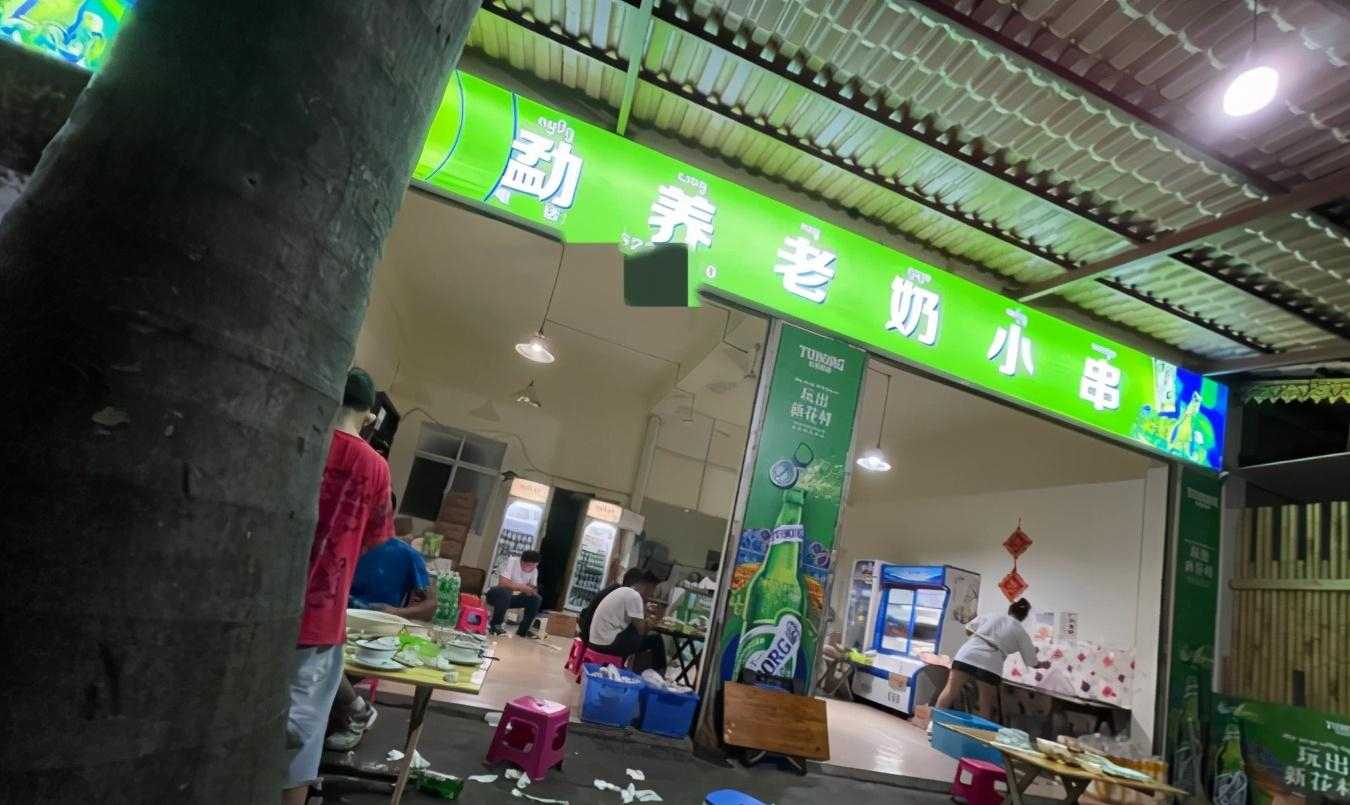 西双版纳这家傣味烧烤店，主打“夺命”辣，本地人极力推荐