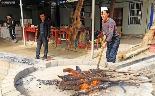 新疆正宗烤羊肉串，路边卖一公斤110元，不加任何香料却奇香无比