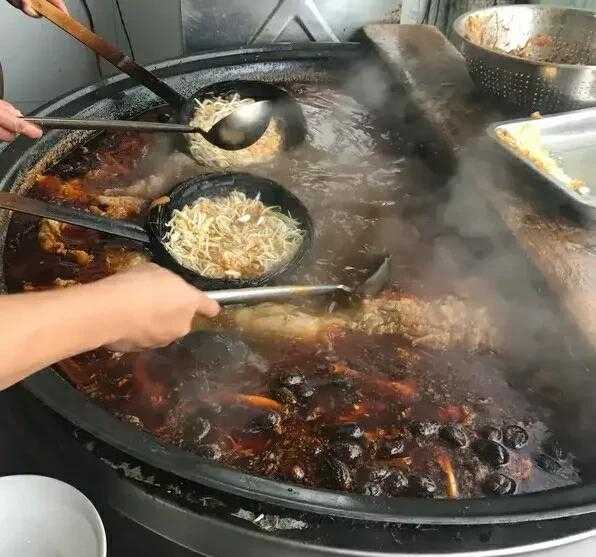 大厨根据二十多年经验总结，分享市面上牛肉汤的配方和制作步骤