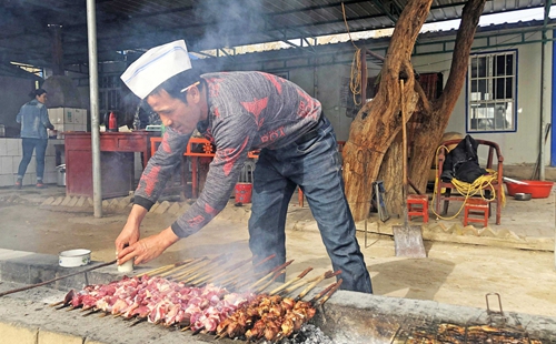 新疆正宗烤羊肉串，路边卖一公斤110元，不加任何香料却奇香无比