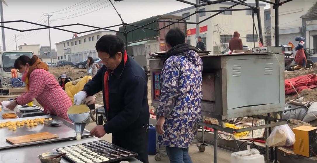 大叔集市卖“廉价”小吃，8元一斤遭哄抢，食客：看到就馋得慌