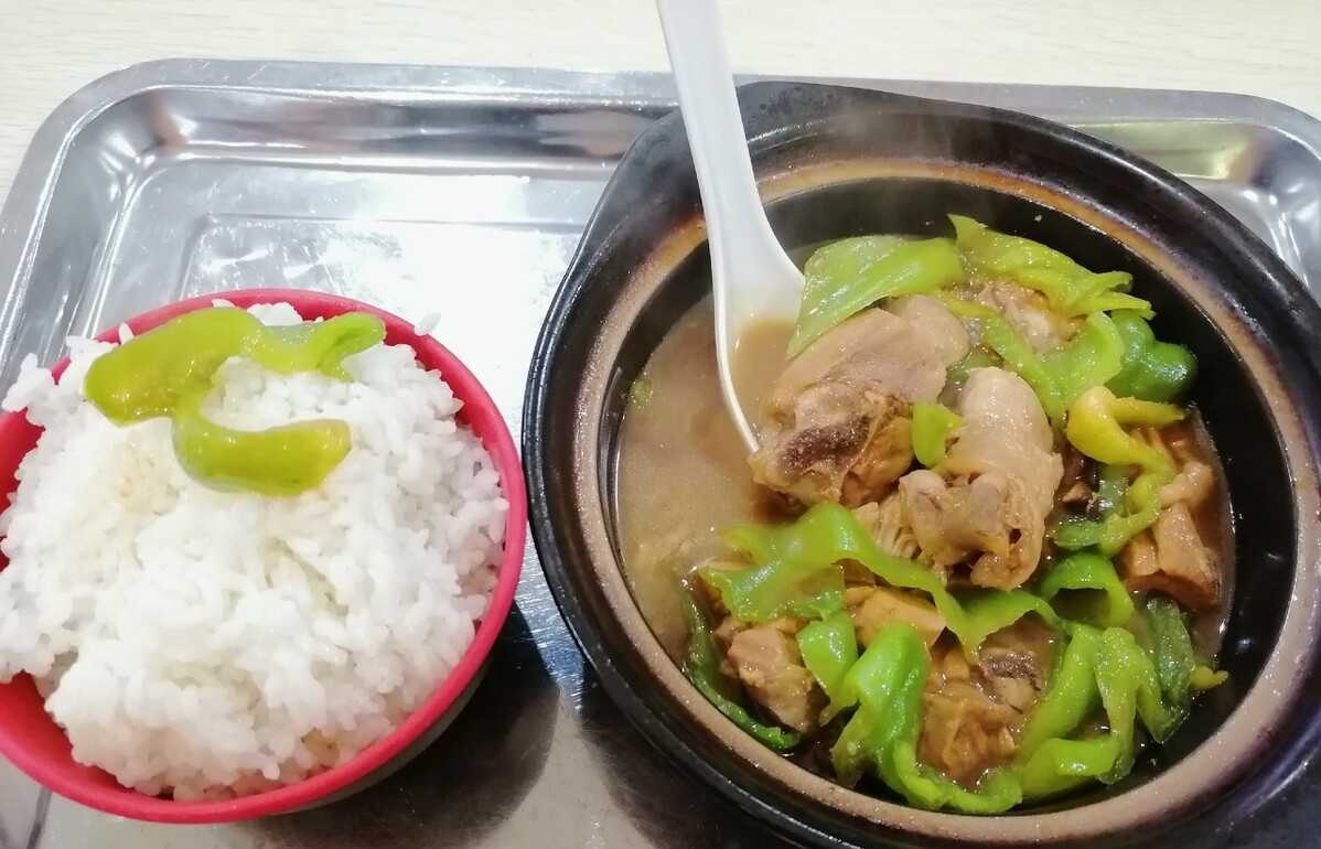 黄鸡焖米饭_黄焖鸡米饭_黄焖鸡米饭用的什么鸡