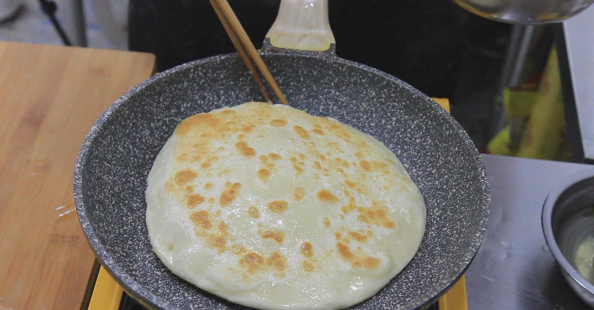 面点师分享鸡蛋灌饼的家常做法，详细到一看学会做，快学起来吧