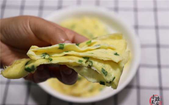 做鸡蛋煎饼时，关键在“拌面糊”做出的早餐饼皮薄、筋道