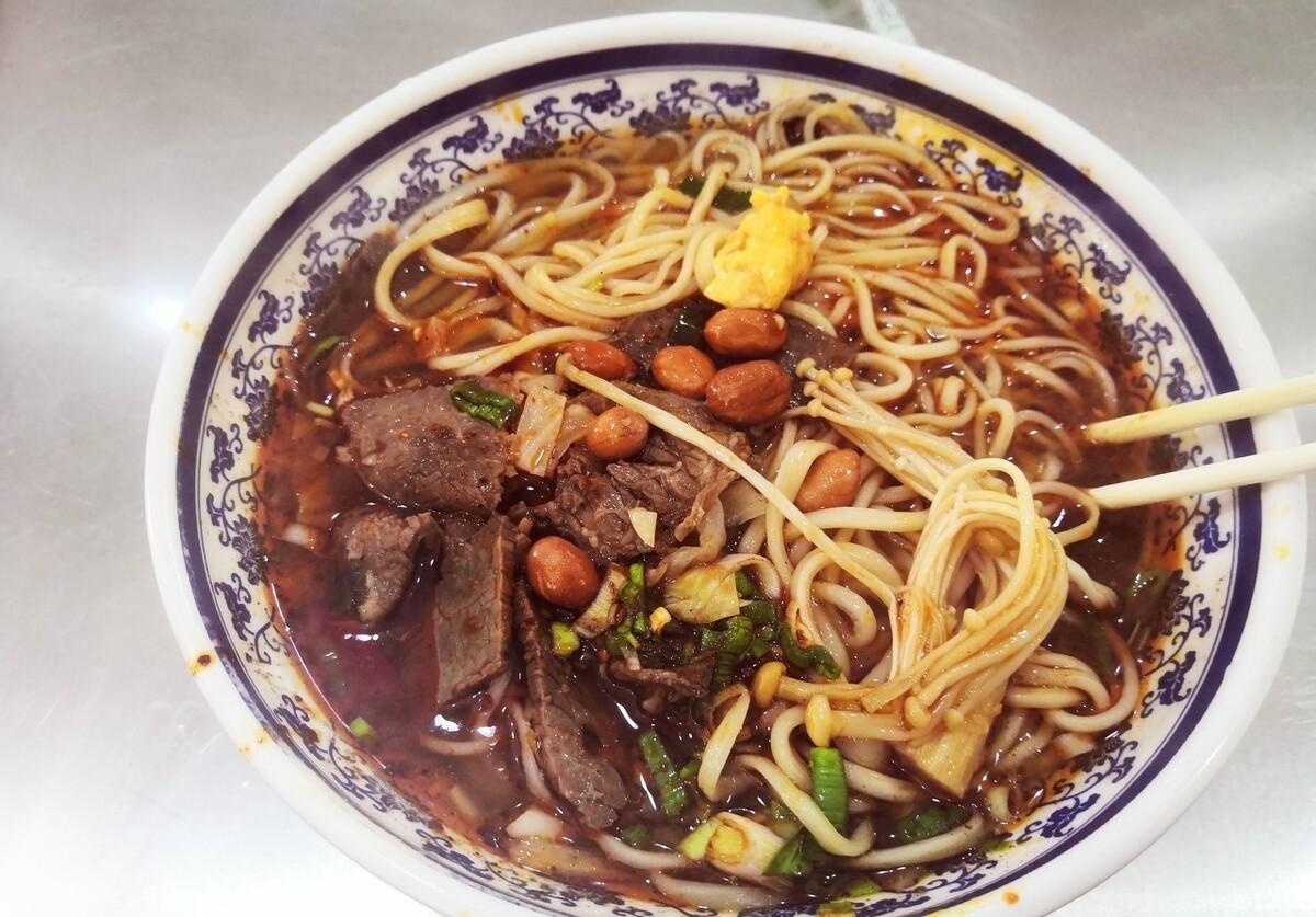 襄阳牛肉面_襄阳牛肉面馆图片厨房_襄阳牛肉面的牛油熬法