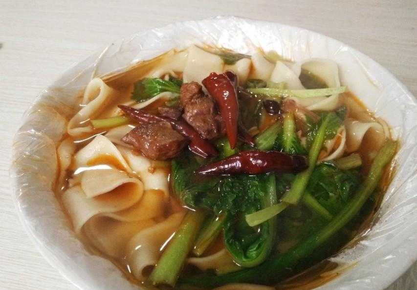 藏在小胡同里的牛肉板面，开店快二十年，人均不超过十五元！