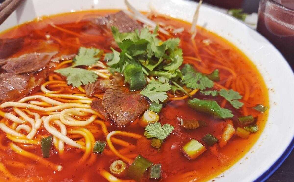 劲爆味足襄阳的牛杂面，牛肉面