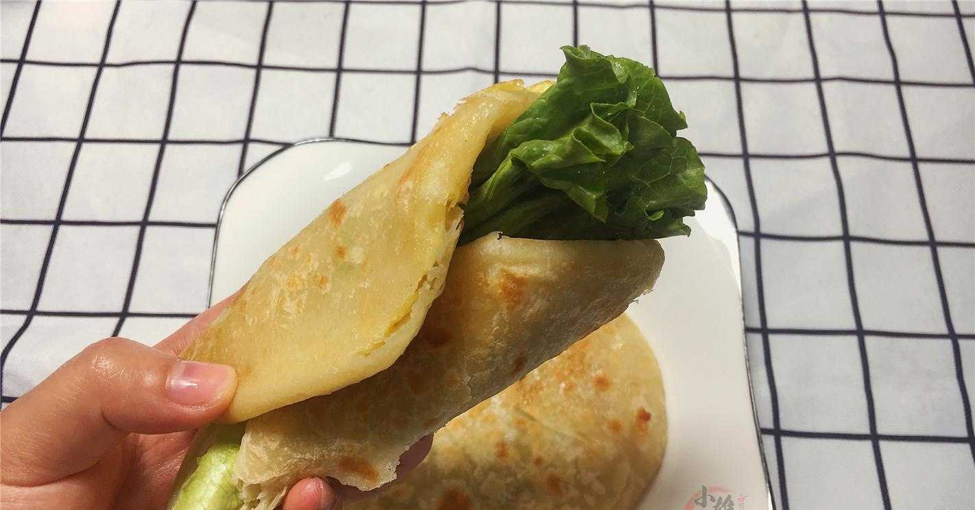 做鸡蛋灌饼时，掌握这个诀窍，张张不破皮还鼓大泡