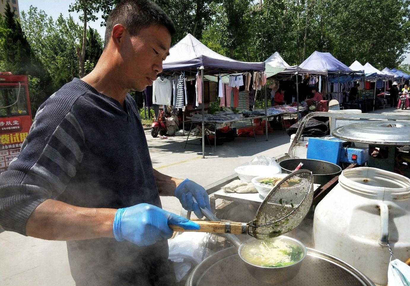 板面 农村大集流动板面摊解商贩吃饭难，有人摆摊卖毛笔，会有人买吗