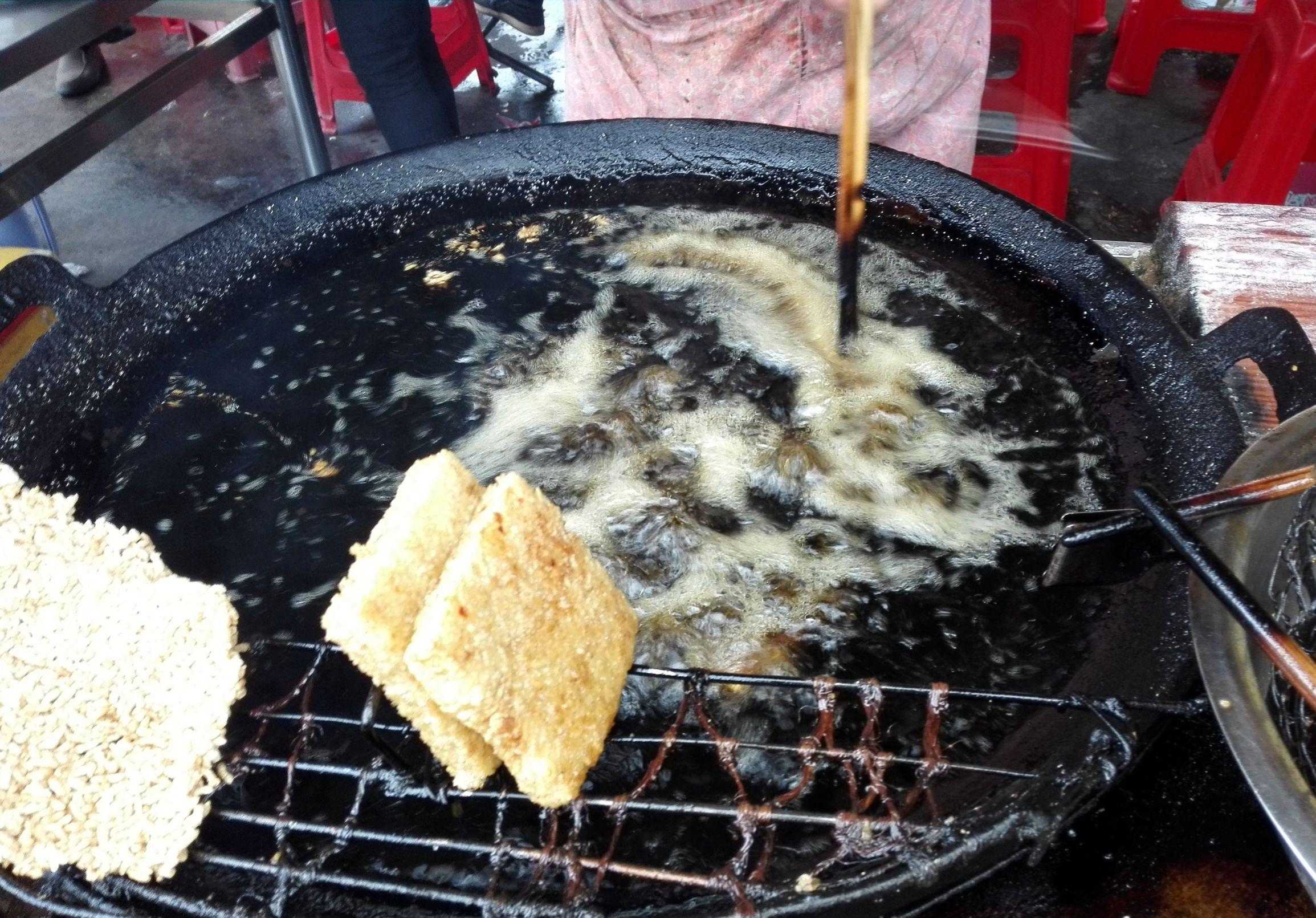 炸春卷、糍粑、千张卷油条生意好，老板女儿在一旁为何不快乐？