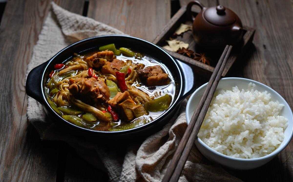 黄鸡焖米饭价格_焖黄鸡_黄焖鸡米饭