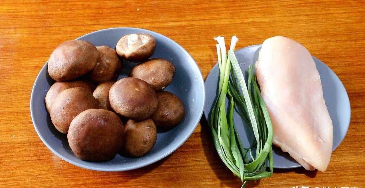 下饭酱不用买着吃了，教你用香菇自己熬制，拌面条配米饭都好吃