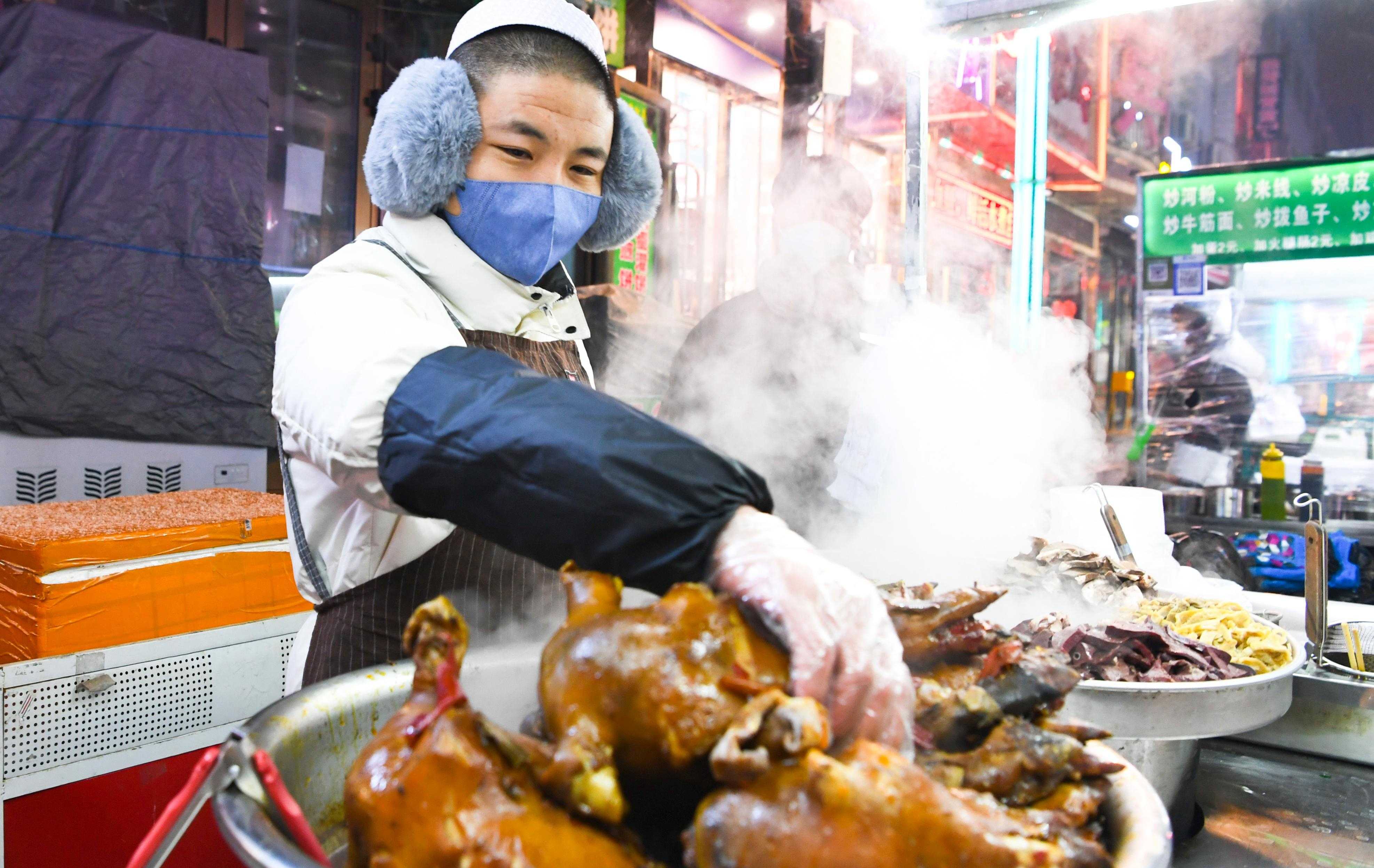 炸串、烤肉、麻辣烫……走！乌鲁木齐劳动街夜市逛起