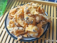 用面粉做的挂霜小零食，超市卖10元1斤，教你在家做，营养又解馋